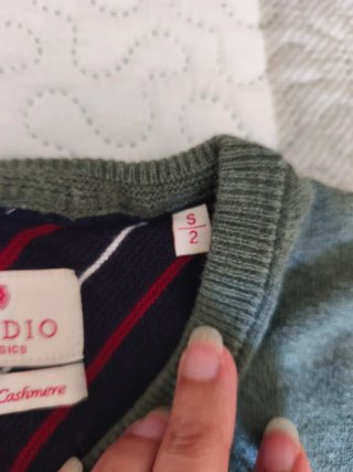 Jersey celeste, verde y coral con parches en codos