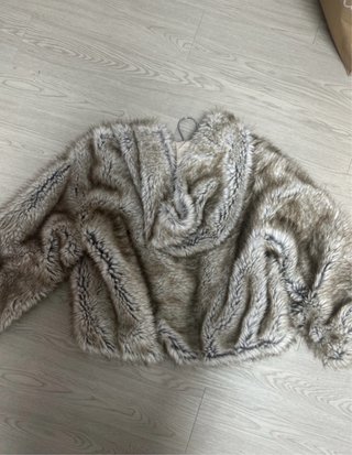 Chaqueta pelo marrón con capucha