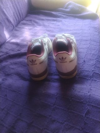 Zapatillas Adidas Blancas y Granate.