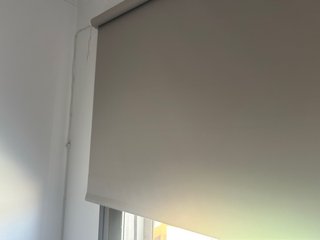 Tenda a rullo grigia con motore. Opaca, larghezza 2,20 m