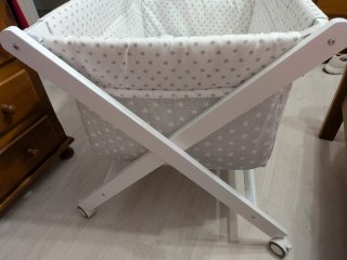 Minicuna madera blanca y tela estrellas