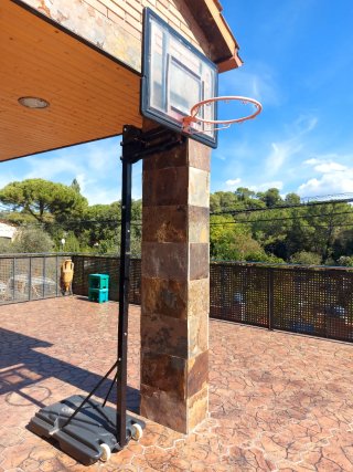 Canasta de baloncesto ajustable en altura