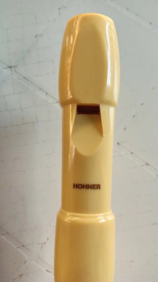 Flauta dulce Hohner amarilla con funda y limpiador