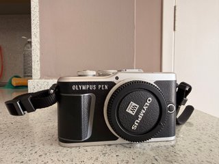 Olympus PEN E-PL9 + objetivo + 64GB + 2 estuches