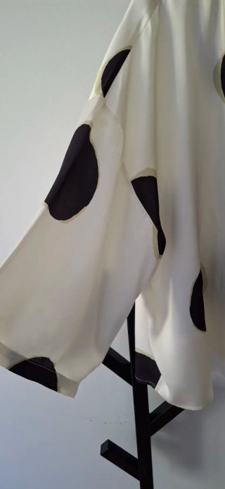Kimono de raso blanco y negro