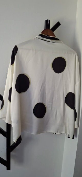 Kimono de raso blanco y negro