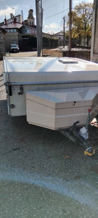 Caravana plegable con cama matrimonio y cama de 90