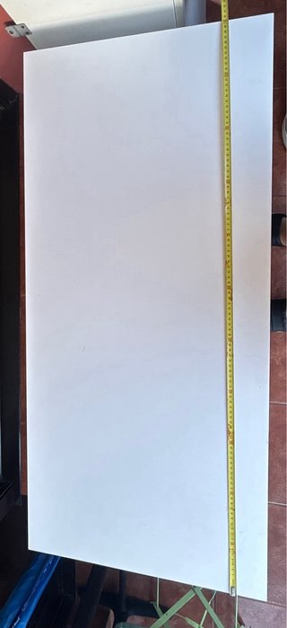 Escritorio blanco con estantería – 110 × 50 × 75 c