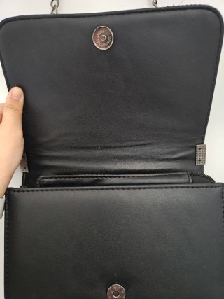 Bolso negro con cadena