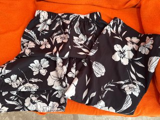 Pantalón ancho negro Shein estampado floral T.M