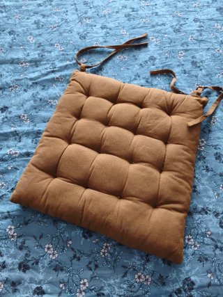 Conjunto Cojín con borlones y Asiento