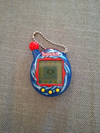 Tamagotchi Bandai azul con llavero