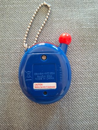 Tamagotchi Bandai azul con llavero
