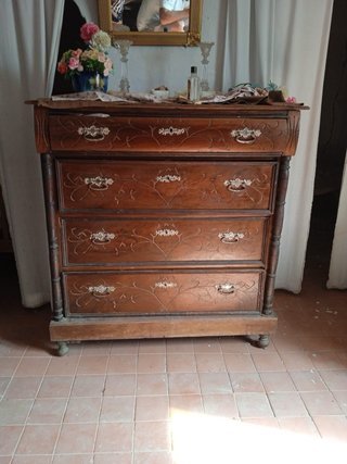 Mueble antiguo de madera tallada
