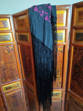 Manton Manila Seda Negro y Rosa