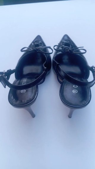 Zapatos de tacón negros con cordones