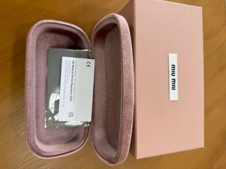 Caixa de óculos Miu Miu rosa