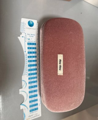 Caixa de óculos Miu Miu rosa