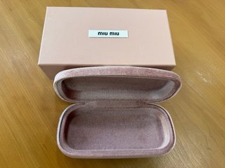Caixa de óculos Miu Miu rosa