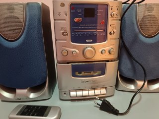 Minicadena Clatronic MC1000CD con altavoces