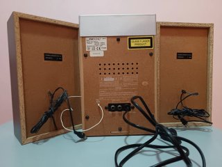 Minicadena Clatronic MC1000CD con altavoces