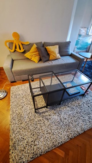 Sofá Cama Gris con dos cojines. Se hace cama.doble