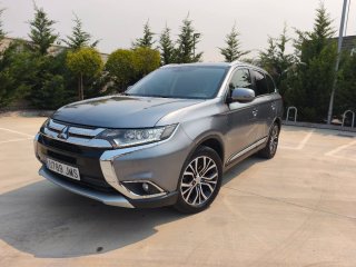 Mitsubishi Outlander 2016.