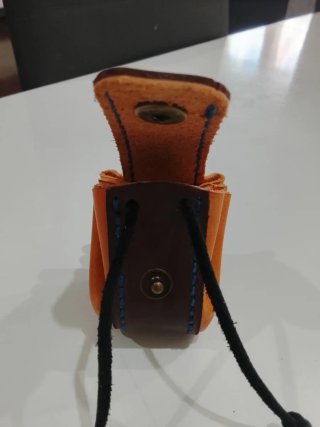 Monedero de cuero con cordón hecho a mano