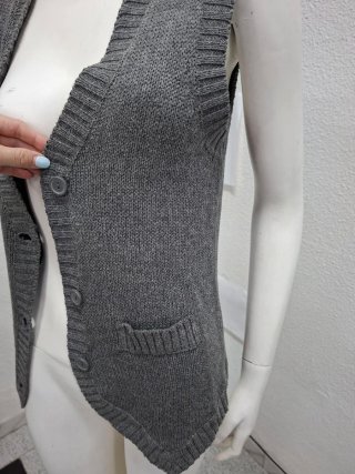 Chaleco de punto gris