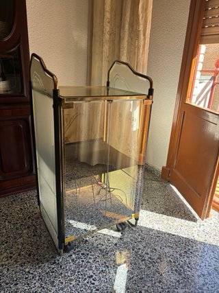 Vitrina tocadiscos con ruedas y cristal