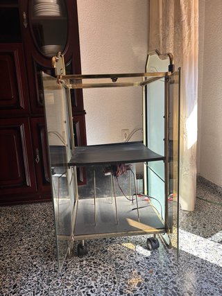 Vitrina tocadiscos con ruedas y cristal