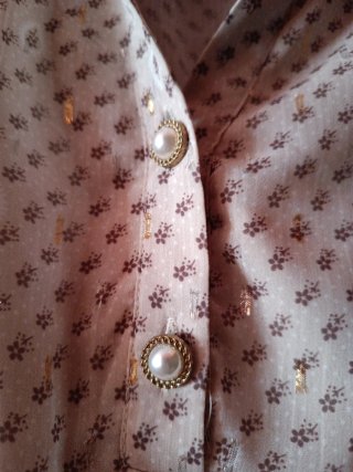 Vestido beige con detalles dorados