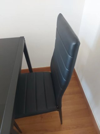 Mesa comedor y 4 sillas negras