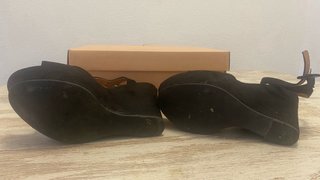 Sandalias de ante negro con plataforma