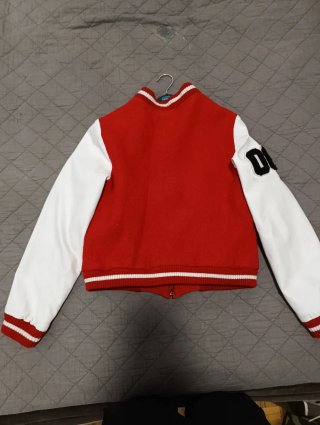 Chaqueta universitaria roja y blanca