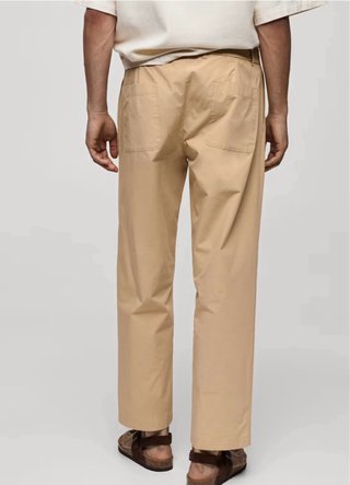 Pantalón regular fit beige marca Mango.
