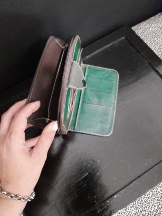 Monedero de cuero verde oliva