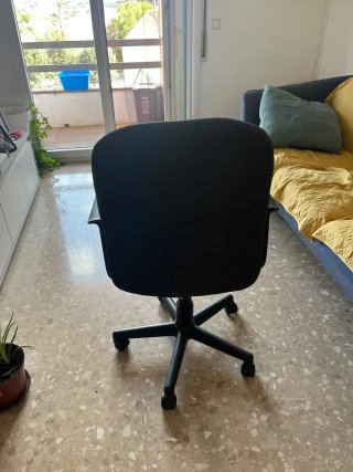 Silla de oficina negra y gris,en perfecto estado