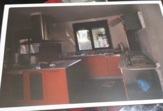 Cocina modular roja y plateada