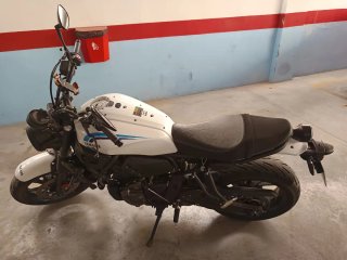 Yamaha XSR 700 Blanca azul y Negra
