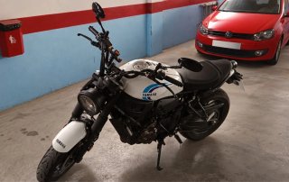 Yamaha XSR 700 Blanca azul y Negra