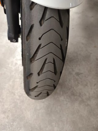 Yamaha XSR 700 Blanca azul y Negra