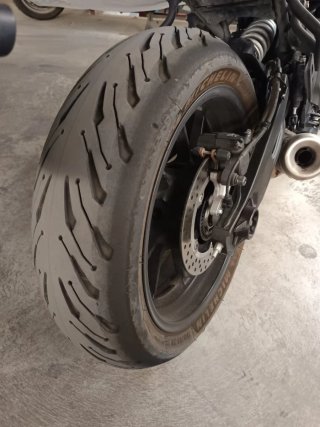Yamaha XSR 700 Blanca azul y Negra