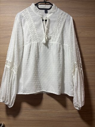 Blusa blanca de lunares con mangas abullonadas