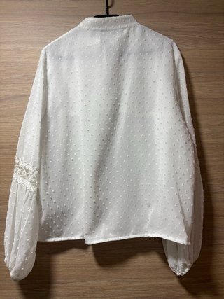 Blusa blanca de lunares con mangas abullonadas