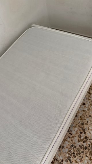 Cama color blanco Ikea con somier y colchón 90*200