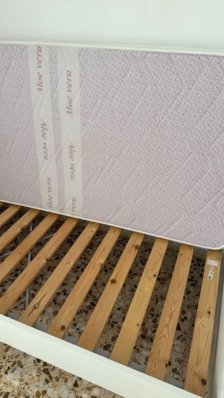 Cama color blanco Ikea con somier y colchón 90*200