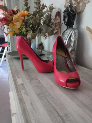 Zapatos de tacón rojos peep toe