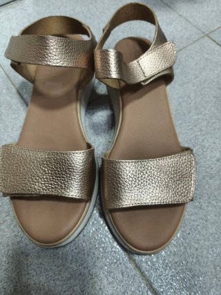Sandalias de piel doradas y beige N° 40