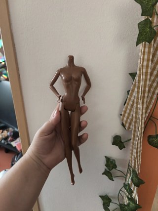 Cuerpo de muñeca Barbie morena